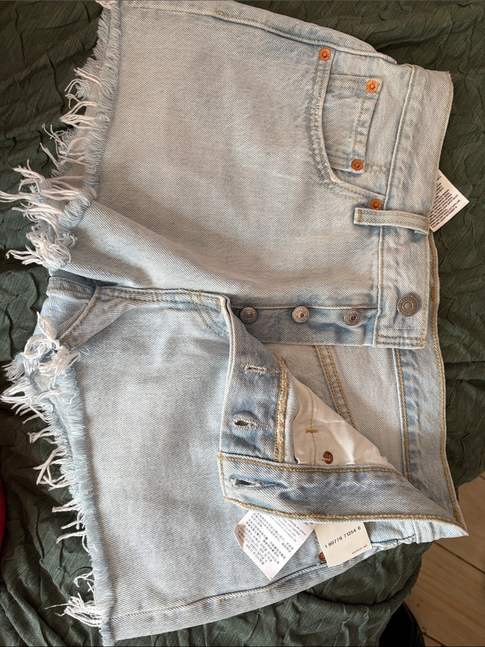 NWT 501 LEVIS Light Wash Frayed Hem Denim button fly Shorts